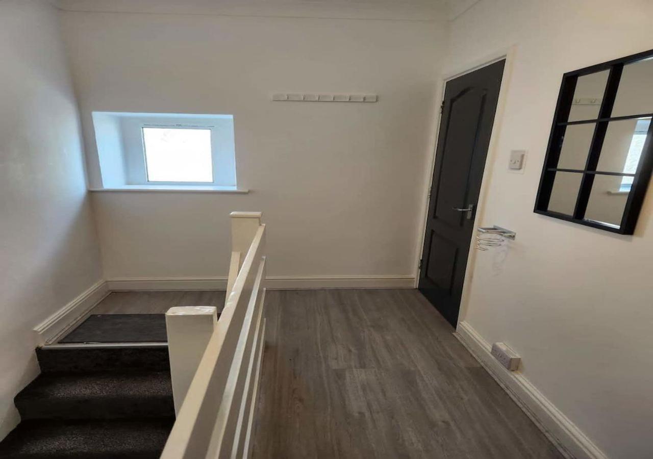 Modern & Stylish 1 Bedroom Flat In Bridgend Town Luaran gambar