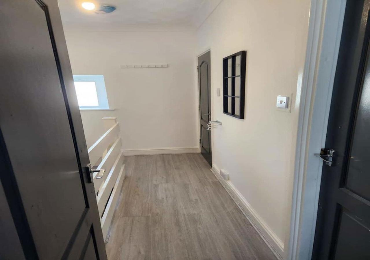 Modern & Stylish 1 Bedroom Flat In Bridgend Town Luaran gambar