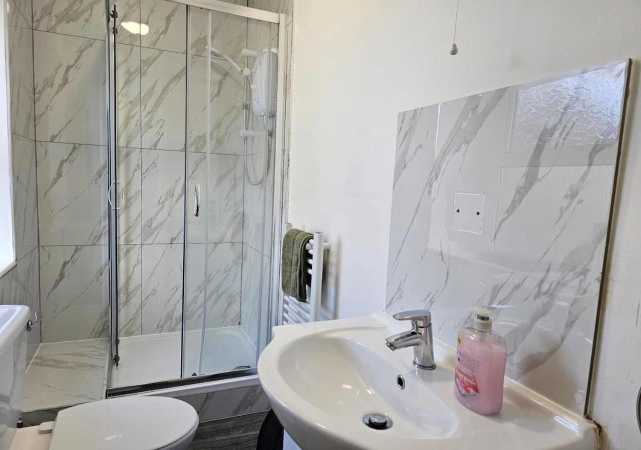 Modern & Stylish 1 Bedroom Flat In Bridgend Town Luaran gambar