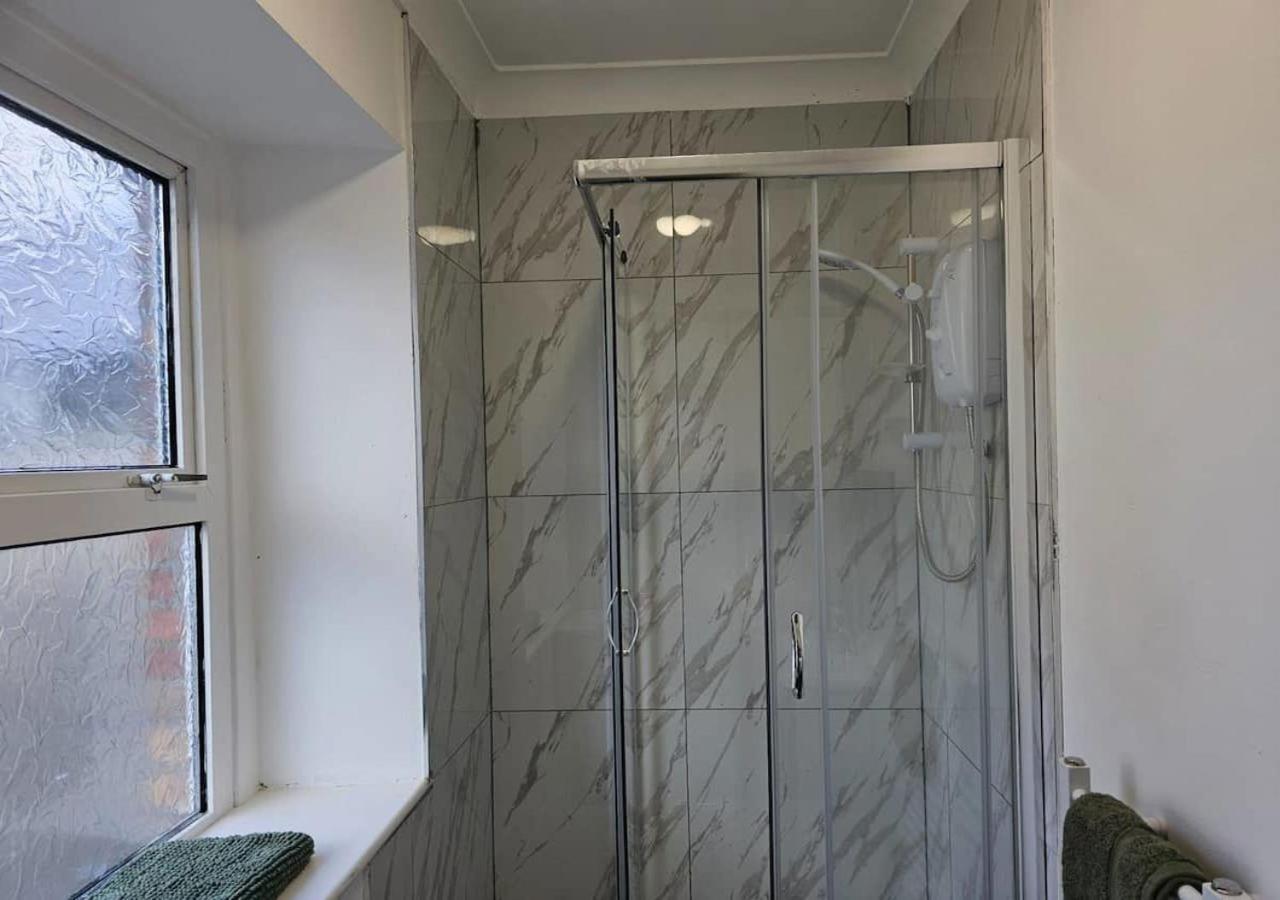 Modern & Stylish 1 Bedroom Flat In Bridgend Town Luaran gambar